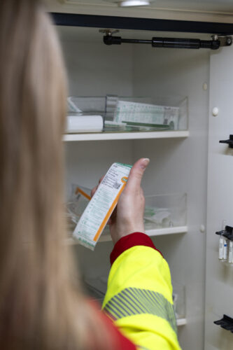 Mitarbeiterin hält Einsatzmittel