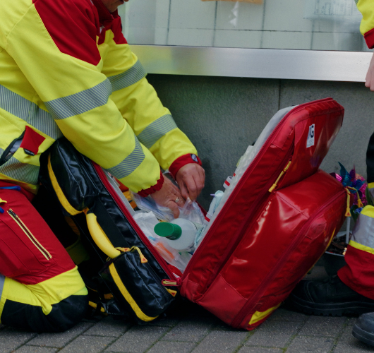 Sanitätshelfer öffnet Rucksack
